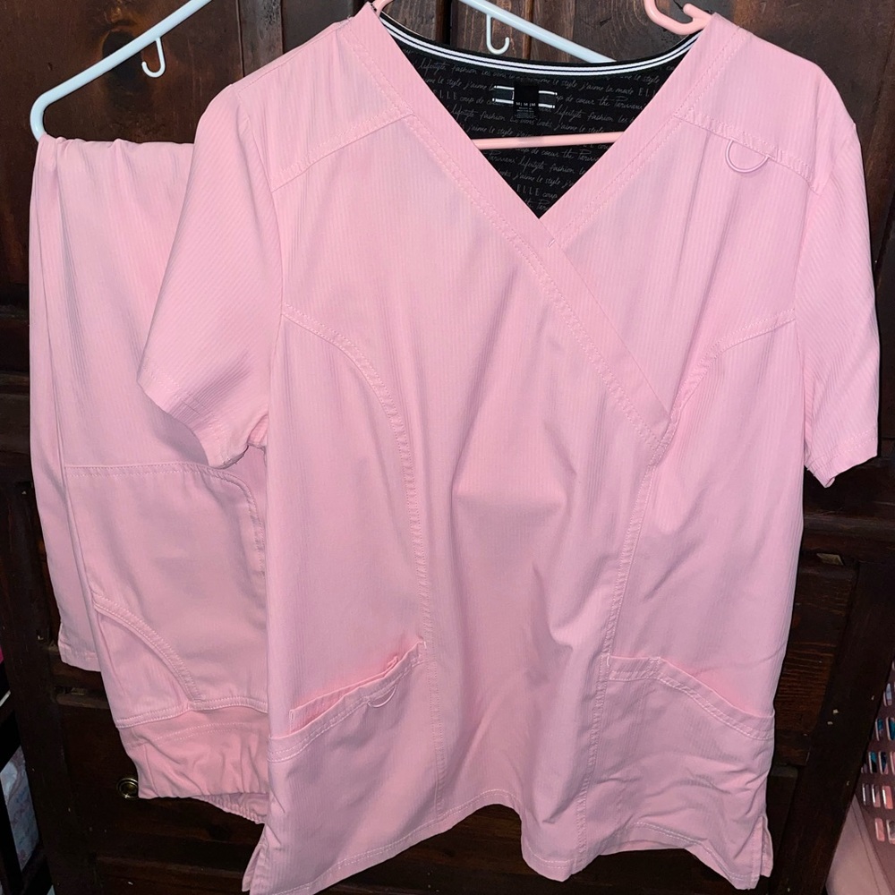 Elle Brand scrub set